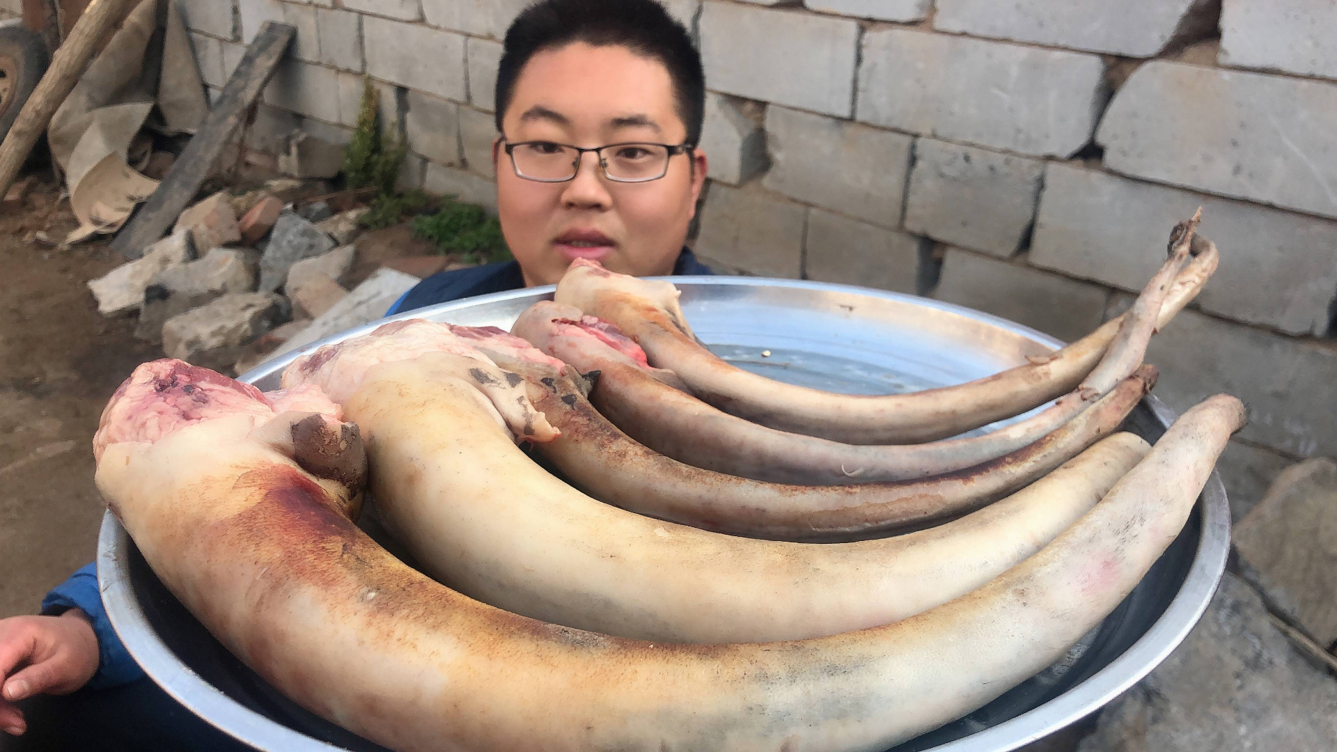 150元买5条驴尾,烤制表皮焦酥,咬一口:比猪尾好吃10倍!